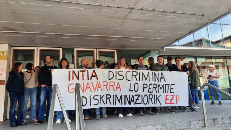 INTIA enpresa publikoko langileek elkarretaratzea egin dute Iruñean, enpresak subrogatu izan dituen langileek jasaten duten diskriminazio egoera salatzeko