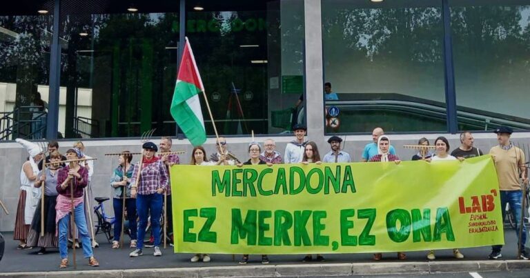 LABek Mercadonako langileen egoera salatu du, Zarauzko saltokia zabaldu den egunean