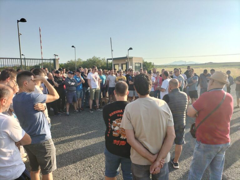 Lehen lanuzte eguna Ramondin Capsulas-en, zuzendaritzak langile guztien soldatak izozteko eta hitzarmenean jasotako igoerak ez aplikatzeko asmoen aurrean