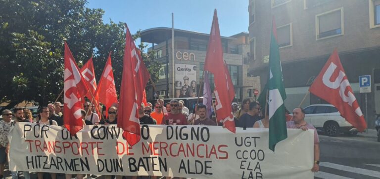 Nafarroako merkantzia garraioko langileak mobilizatzen hasi dira 17 urtez izozturik egon den hitzarmena berritzeko