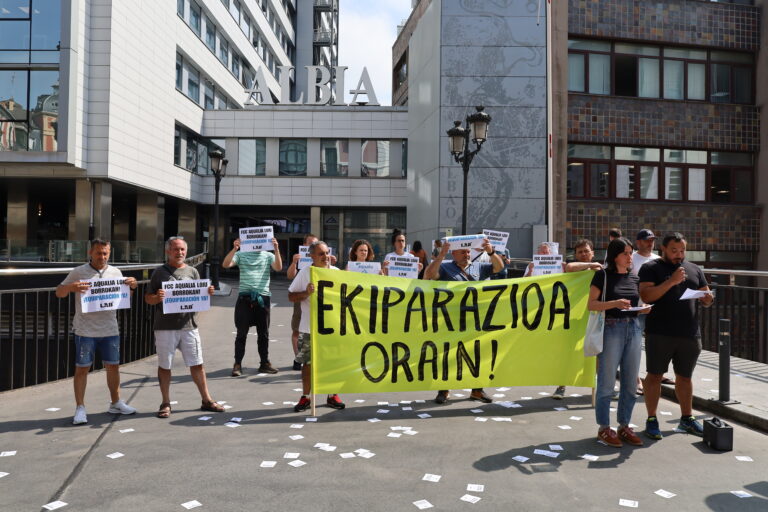 Loiuko FCC Aqualiako langileek greba mugagabea hasi dute lan baldintzak parekatzea eskatzeko