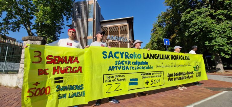 Greban dauden SACYReko langileek mobilizazioa burutu zuten atzo, AMVISA aurrean