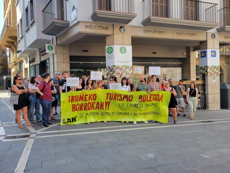 Iruñeko Turismo Bulegoko langileek enpresaren lan-prekarietatea salatu dute