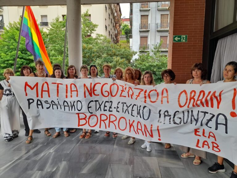 Los trabajadores del Servicio de Ayuda a Domicilio de Pasaia se han concentrado para denunciar la actitud de la empresa