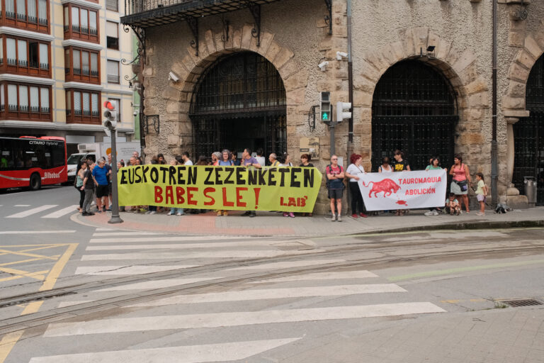 Animalien aurkako tratu txarrik gabeko garraio publikoa