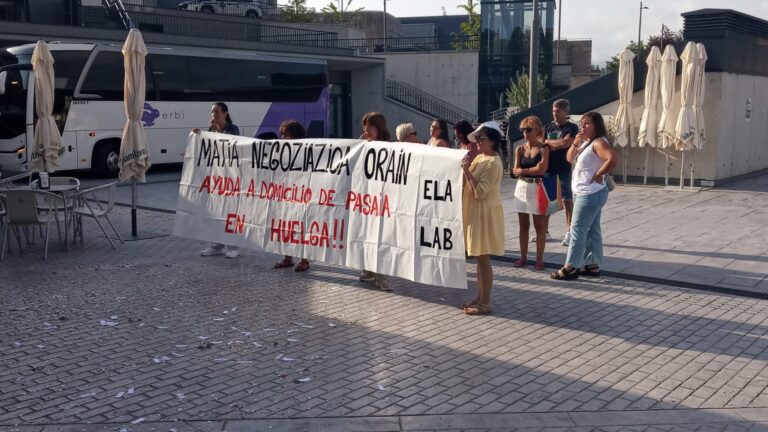 Pasaiako etxez etxeko langileek greba egin dute, lan baldintza duinak aldarrikatzeko eta konponbidea eskatzeko