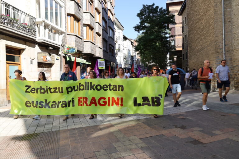 Administrazio publikoaren euskalduntzeak behar duen segurtasun juridikoa bermatzeko exijitu dio LABek Eusko Legebiltzarrari