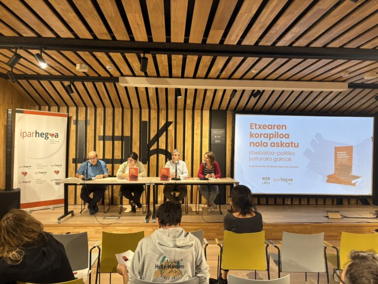 ‘ETXEAREN KORAPILOA ASKATZEN. Etxebizitza-politika justurako gakoak’ liburua aurkeztu dute UEUk eta Ipar Hegoa Fundazioak