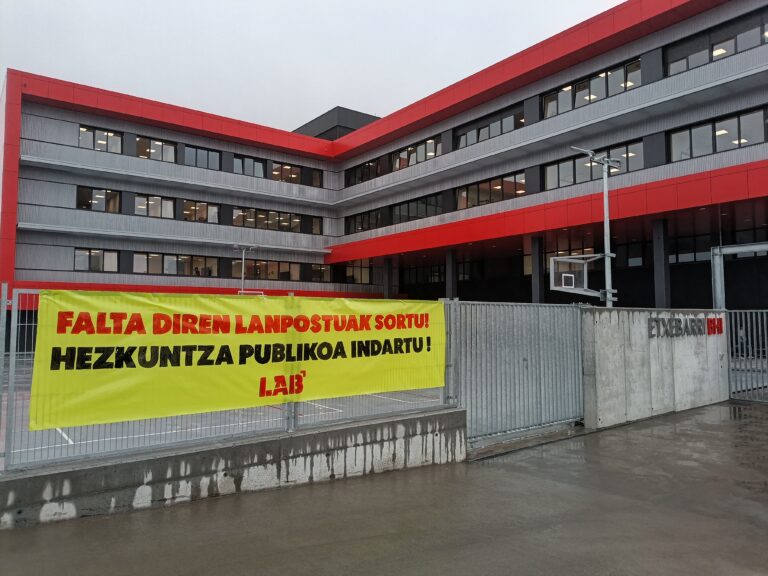 LABek salatzen du Hezkuntza Sailak akordioak osotasunean bete gabe jarraitzen duela eta metodologia lausoa duen segregazio mahaia jarri duela abian