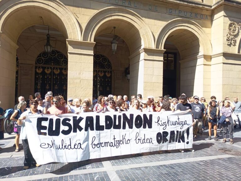 Epaileek oporrak bukatu dituzte eta euskararen aurkako oldarraldia abian da berriro