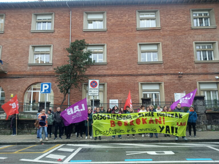 Desgaitasun eta zahar egoitzen sektoreetako profesionalak mobilizatu dira hitzarmenak desblokeatzeko eskatzeko