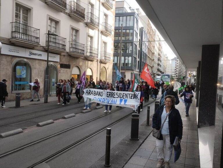 Arabako Adinduen Egoitzen eta Etxebizitza Komunitarioen langileak greban