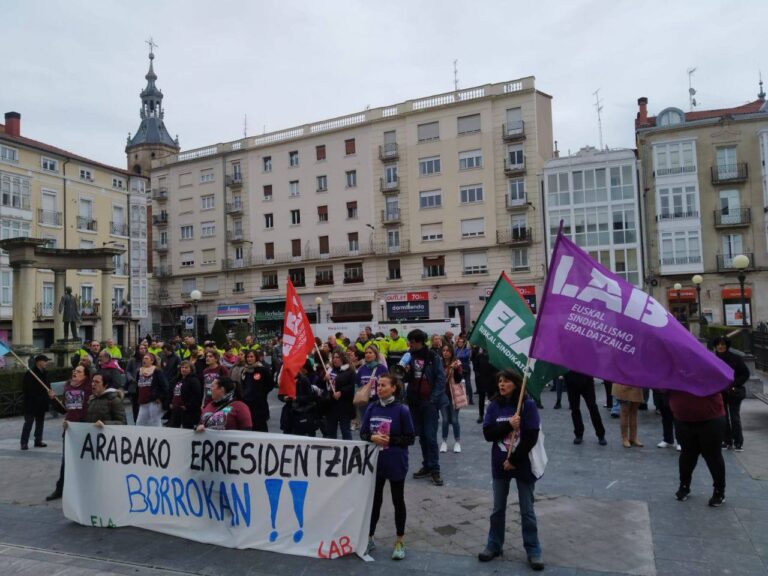 ELA y LAB han llevado una nueva propuesta a la mesa negociadora de las residencias de Araba, pero sigue sin haber avances