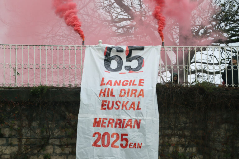 LAB, ESK, STEILAS, EHNE Etxalde, HIRU eta CGT Nafarroak iazko lan heriotza kopurua gainditu dela salatzeko ekimenak egin dituzte Hego Euskal Herriko hiriburuetan