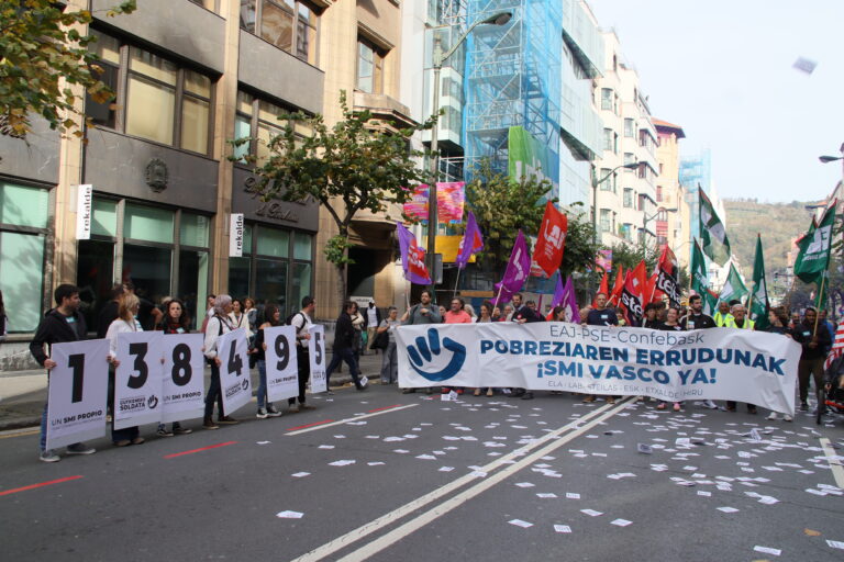 EAJ eta PSEren dekadentzian beste mugarri bat: bizkarra eman diote gutxieneko soldata propioaren aldeko ekimenari; bizkarra 140.000 herritarri