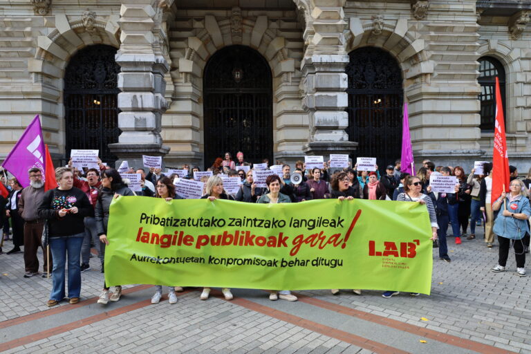 LAB denuncia en las capitales de Hego Euskal Herria que los presupuestos no recogen las medidas necesarias para la transformación de los cuidados
