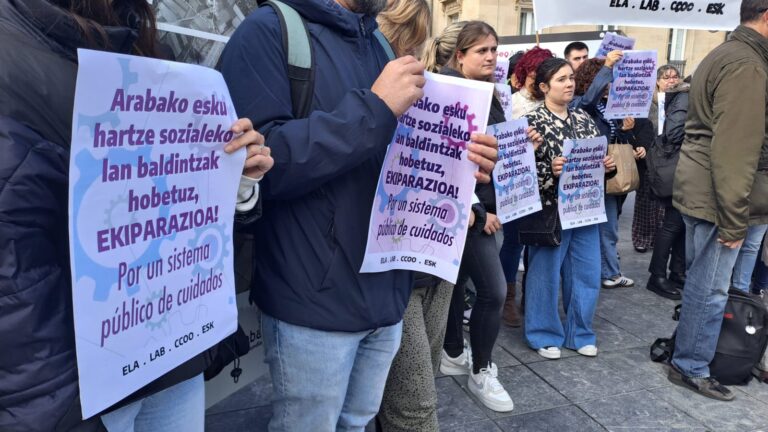 Arabako esku-hartze sozialeko sektoreak administrazio publikoei exijitzen die beren lan-baldintzak langile publikoenekin ekiparatzeko herrialdeko laugarren hitzarmenaren negoziazioaren bitartez