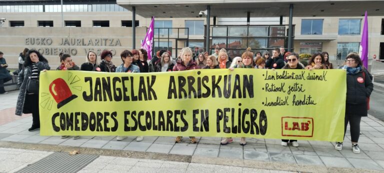 LAB sindikatuak Hezkuntza Sailari exijitzen dio benetako elkarrizketa bide bat irekitzea sindikatuekin, EAEko eskola publikoetako jangelen egungo araudiei heltzeko