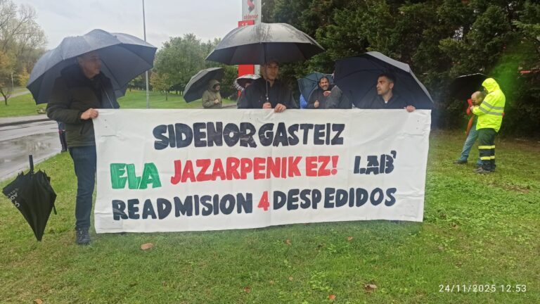 Hainbat lantegitako Sidenorreko langileek elkarretaratzea egin dute Basaurin Gasteizko kaleratuen alde, eta salatu dute gaur egingo den bileratik kanpo utzi dituztela