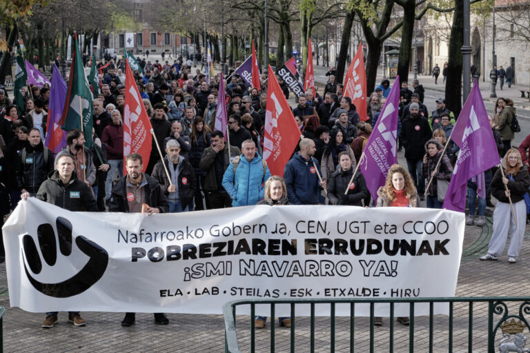 Ordezkari sindikalek giza kate batekin lotu dituzte Nafarroako Gobernua eta Parlamentua Nafarroarako gutxieneko soldata propioaren alde