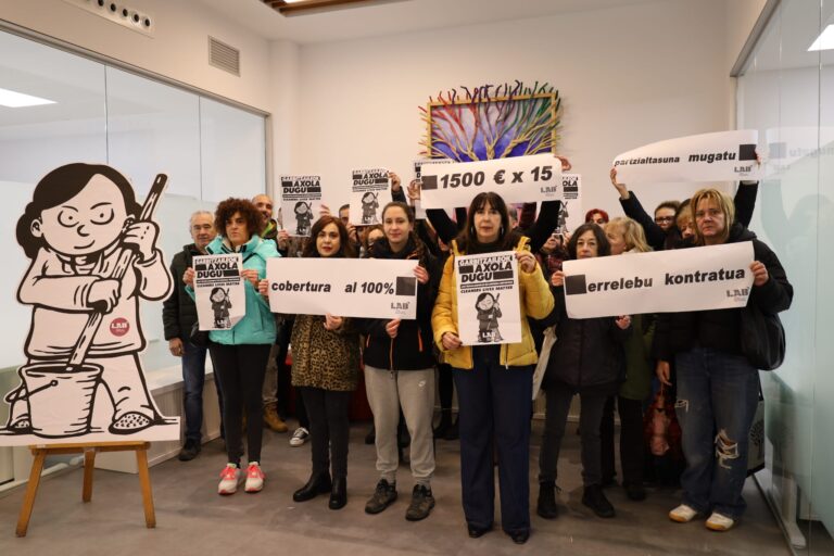 Arabako garbitzaileek soldata duinak eskatu eta patronalaren blokeoa salatu dute