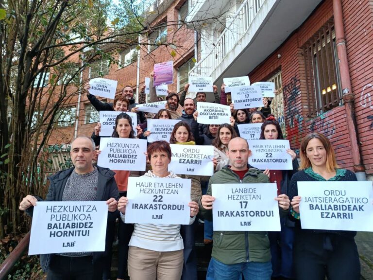 Convocado por LAB, el profesorado ha llevado a cabo movilizaciones en centros públicos de Araba, Bizkaia y Gipuzkoa