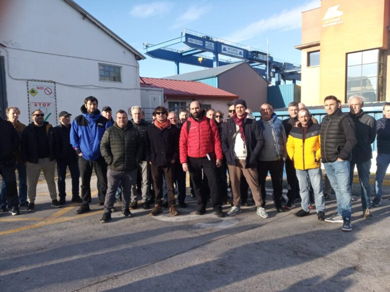 Balenciagako langileek argi utzi dute ez direla erosketa eragiketa atzeratzearen erantzule