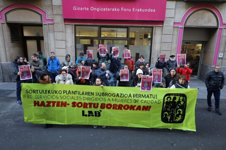 Arabako Foru Aldundiak haurtzaroko eta emakumeentzako baliabideak narriatu ditu