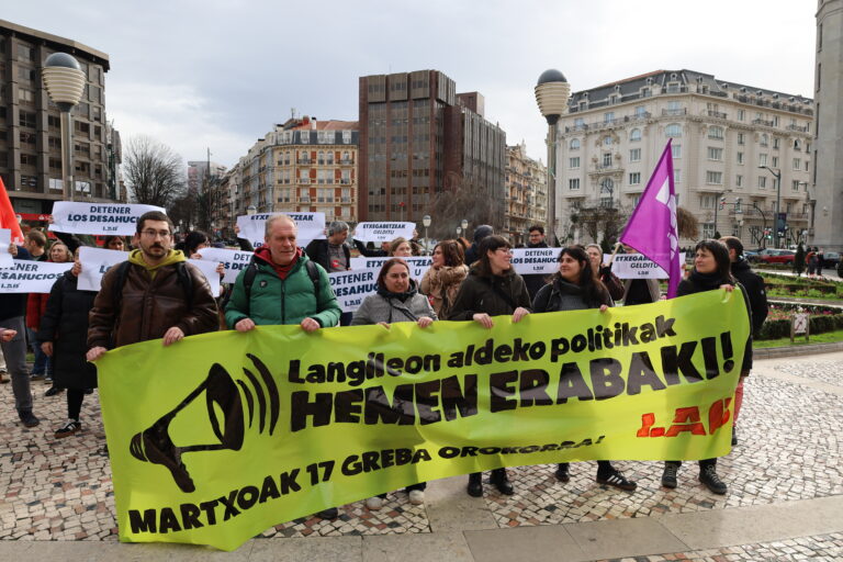 LAB se moviliza frente a la Delegación del Gobierno Español para denunciar la suspensión del “escudo social” y el peligro de desahucio de miles de personas 