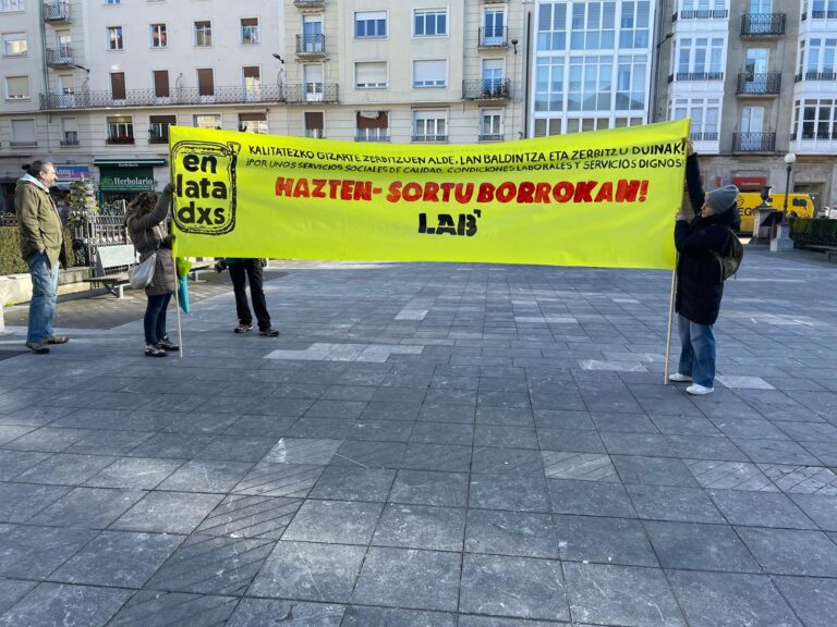 Hazten eta Sortulekuko langileek berriro salatu dute Foru Aldundiaren titulartasuneko haurren eta zaurgarritasun-egoeran dauden seme-alabak dituzten emakumeen zerbitzuetako kaosa