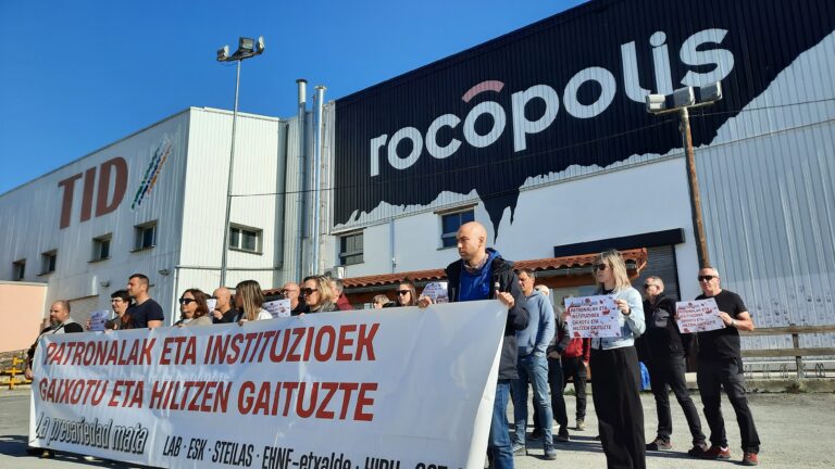 Sindikatuak Rokopolisen mobilizatu dira istripu hilgarria salatzeko eta Chiviteri eskatzeko Lan Ikuskaritza Nafarroatik kudeatzea