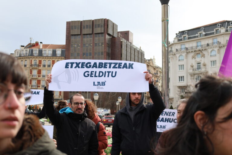 LAB denuncia el acuerdo del PNV con el Gobierno español para desahuciar a las personas en situación más vulnerable