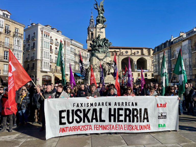 Mobilizazio antifaxista egin dugu Gasteizen, Euskal Herria ekosozialista, antirrazista, feminista eta euskalduna aldarrikatzeko