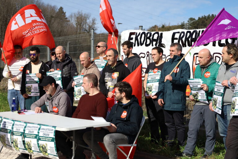 Zubietako erraustegiko langileek lanuzteak iragarri dituzte martxorako eta ez dute balizko greba bat baztertzen apirilerako
