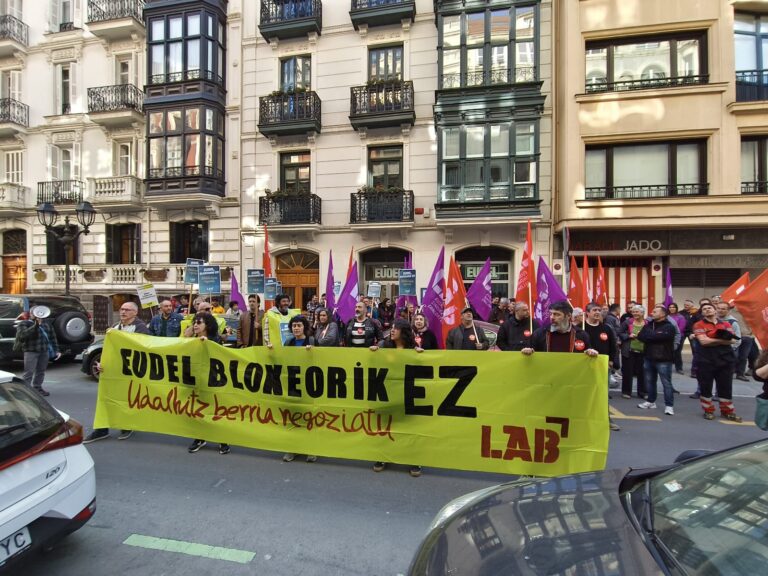 EUDELen eta EAJren egoitzen aurrean mobilizatu da LAB, Udalhitz hitzarmenaren mahaira edukiak ekarri ditzaten eskatzeko