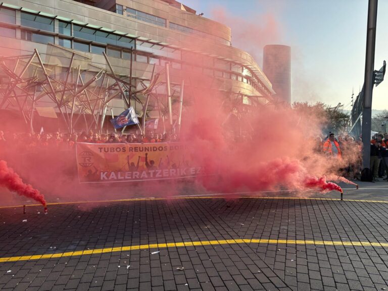 LABek salatu du Tubos Reunidoseko enplegu-erregulazioko espedientea justifikaziorik gabeko enpresa-erabakia dela, eta langileei bizkarra ematea egotzi die erakundeei