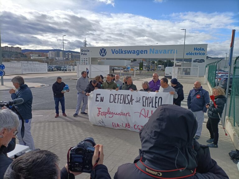 LAB, ELA y CGT denuncian la actitud de VW Navarra, UGT y CCOO para eludir la ley y amenazar a la plantilla