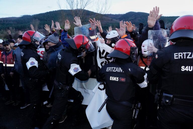 Erakundeek ez dute konpromisorik hartu Tubos Reunidoseko enplegu-suntsiketaren aurrean