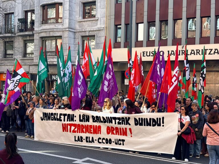 LAB sindikatuak jangelako langileak enpresen blokeoaren aurrean mobilizazioa areagotzera eta “jangelak hustu eta kaleak betetzera” deitzen ditu