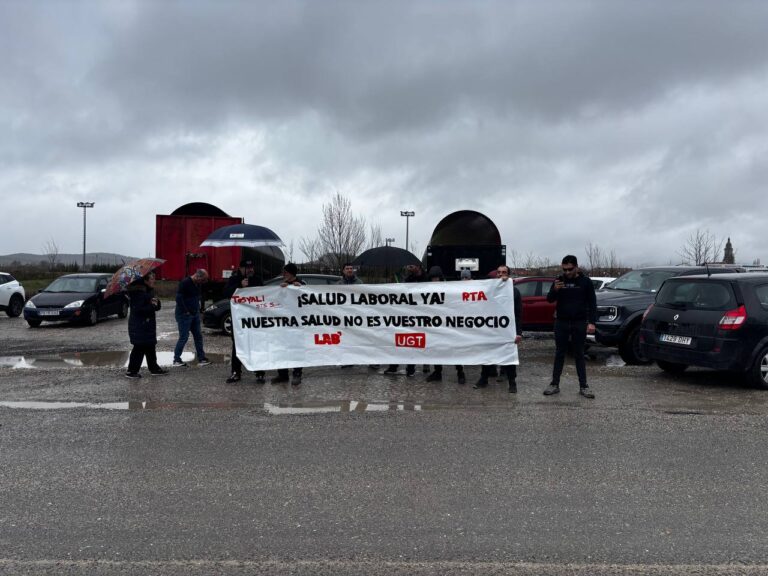 Dulantziko RTA (Revestimientos de Tuberia y Accesorios, S.L) enpresako langileek planto egin dute azken lan istripuaren aurrean eta segurtasun neurri errealak exijitu dituzte