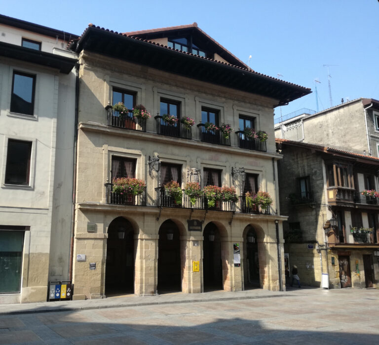 LABek salatzen du euskara kaltetzeko eta administrazioaren euskalduntzea gelditzeko azpijokoa dagoela Errenteriako Udalaren 25 lanposturen Lan Eskaintza Publikoaren kontrako helegitean