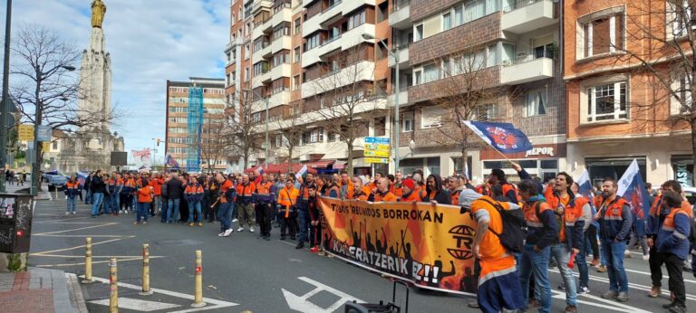 LABek altzairutegiaren itxiera eta kaleratzeak inposatu nahi izatea egotzi dio Tubos Reunidosi, erakundeak beste aldera begira dauden bitartean