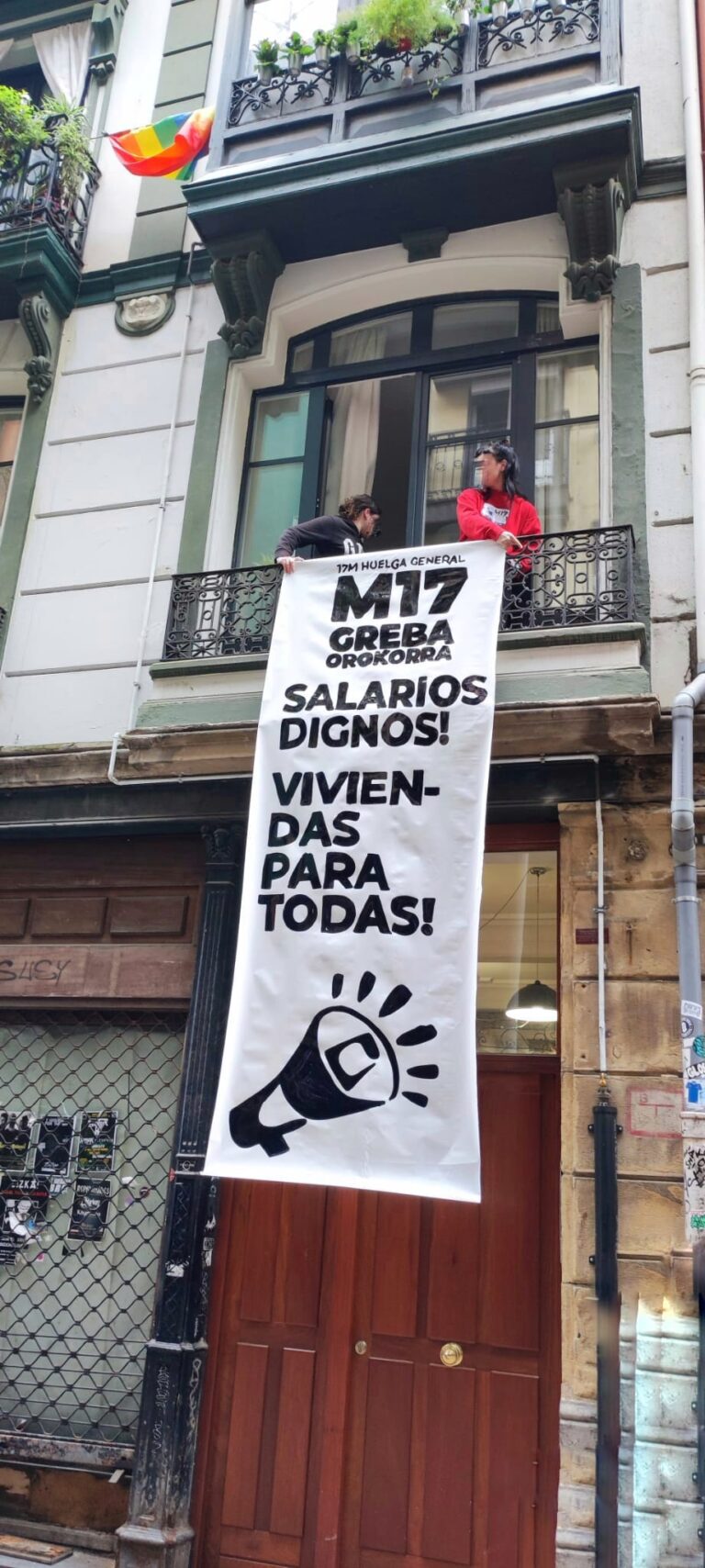 El comité de huelga del Casco Viejo de Bilbao recupera una vivienda turística para denunciar la especulación inmobiliaria