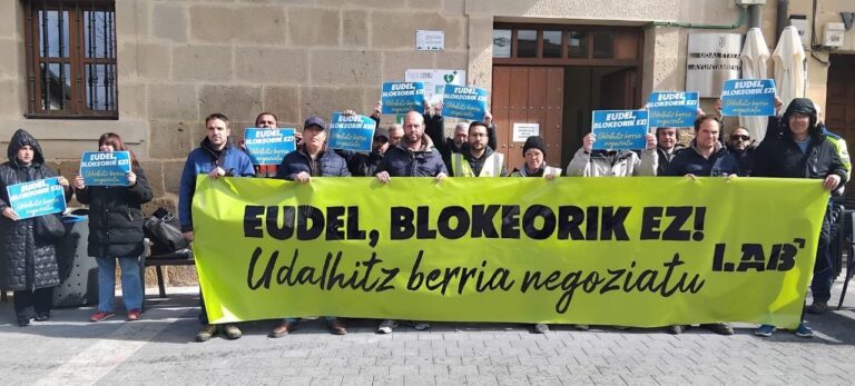 LAB sindikatua 29 udaletxeren aurrean mobilizatu da Udalhitzeko negoziazio mahaira edukiak ekar ditzaten exijitzeko
