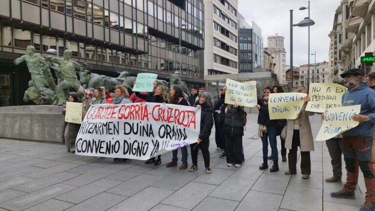 Nafarroako Gurutze Gorriko langileek aurrerapausoak eskatzen dituzte 449 egun hitzarmenik gabe igaro ondoren