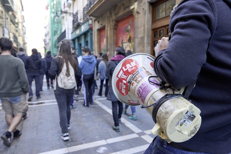 LAB denuncia la improvisación y el colapso ante una regularización anunciada