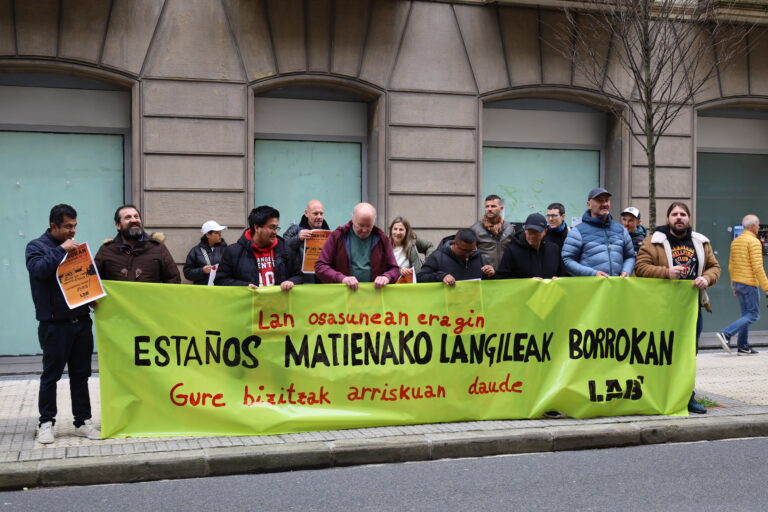 La huelga de las y los trabajadores de Estaños Matiena lleva la protesta a Donostia