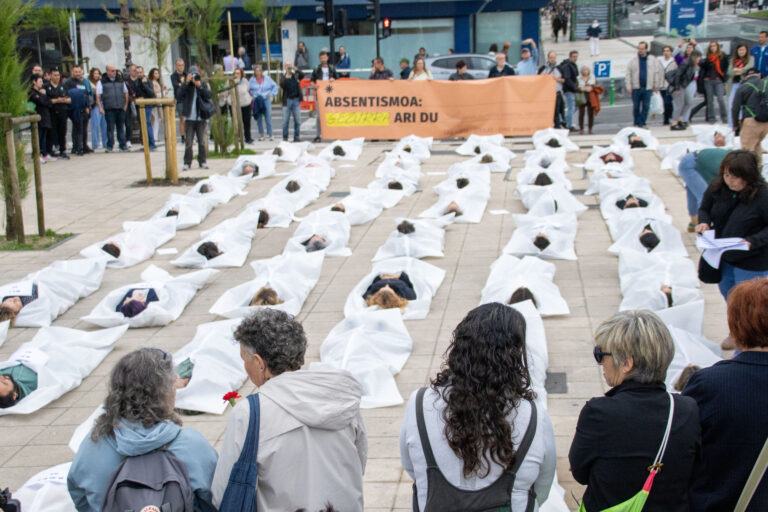 [ARGAZKI GALERIA] LAB, ESK, STEILAS, EHNE-Etxalde eta HIRUk absentismoaren gezurra salatu, eta lan-eskubideen defentsa aldarrikatu dute apirilaren 28an