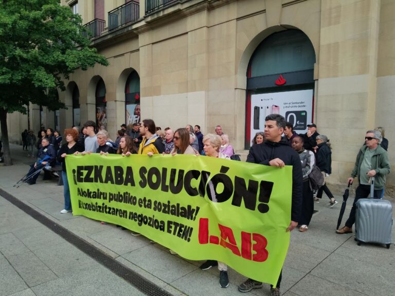 Ezkaba mobilizatu da 190 etxebizitza babestuen deskalifikazioaren aurka