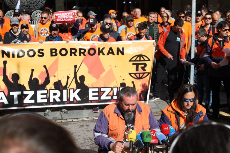 Tubos Reunidoseko zuzendaritzak eta erakundeek eraman dute enpresa gatazkaren fase berri honetara. Langileak ez dira erantzule, ondorioak ordaindu dituztenak baizik